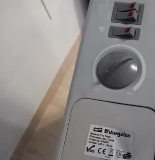 Radiador eléctrico gris y blanco