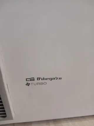 Radiador eléctrico gris y blanco