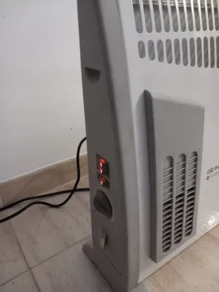 Radiador eléctrico gris y blanco