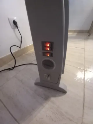 Radiador eléctrico gris y blanco