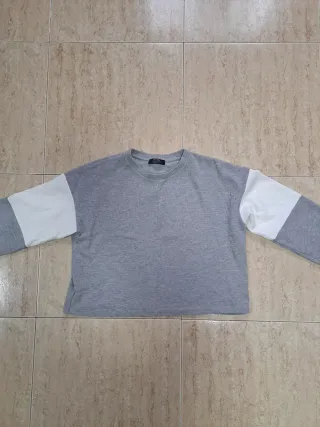 Jersey gris con mangas blancas