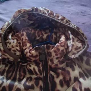 Abrigo acolchado estampado leopardo