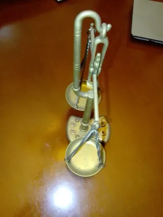 Báscula antigua con pesas