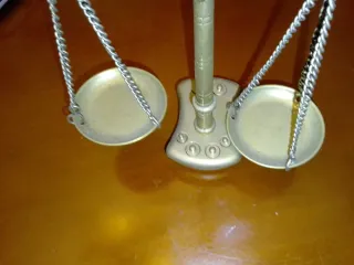 Báscula antigua con pesas