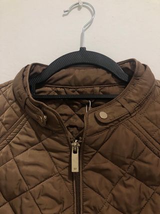 Chaleco acolchado marrón.