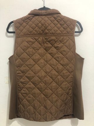 Chaleco acolchado marrón.