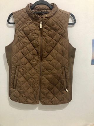 Chaleco acolchado marrón.