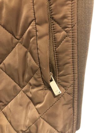 Chaleco acolchado marrón.