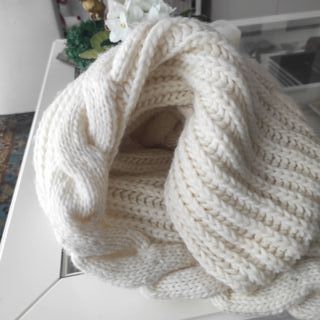 Bufanda Benetton trenzada beige/blanca