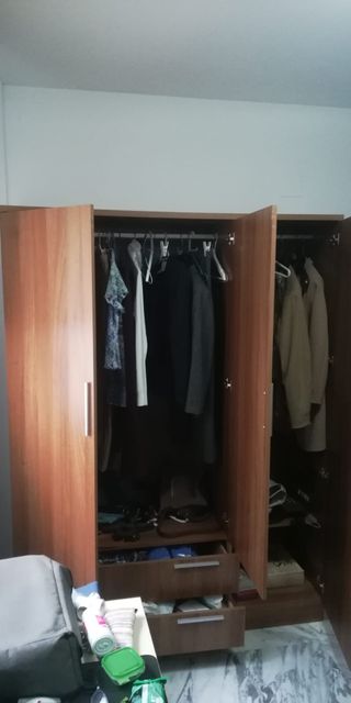 Armario de madera con perchero y cajones