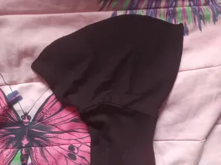 Camiseta negra Justine con pedrería