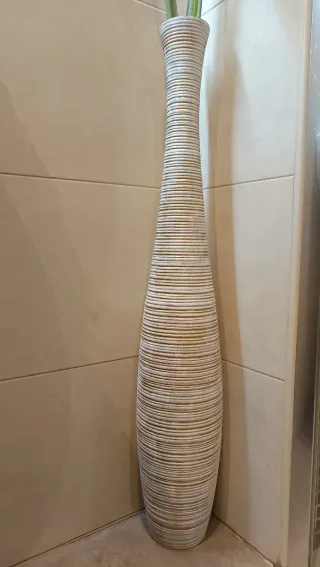 Jarrón alto decorativo beige y dorado