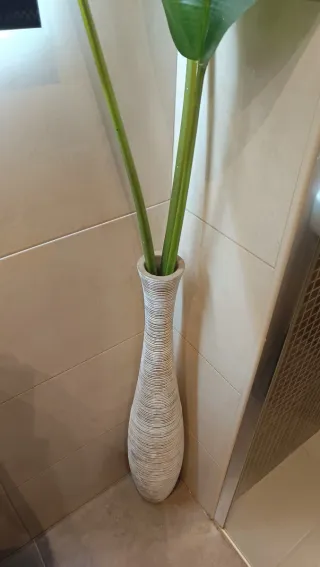 Jarrón alto decorativo beige y dorado