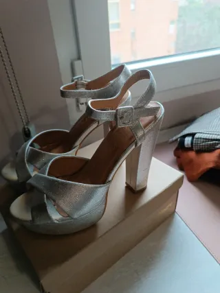 Sandalias plateadas de tacón