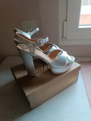 Sandalias plateadas de tacón