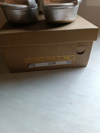 Sandalias plateadas de tacón