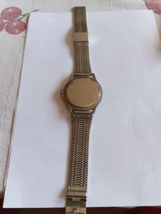 Reloj de pulsera plateado y verde, marca Lotus