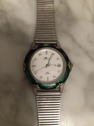 Reloj de pulsera plateado y verde, marca Lotus