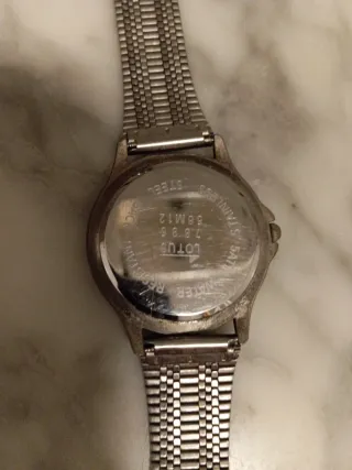 Reloj de pulsera plateado y verde, marca Lotus