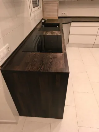 Encimera madera, armarios cocina y metal