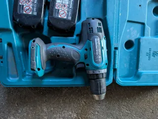Taladro a batería Makita con cargador y 2 baterías