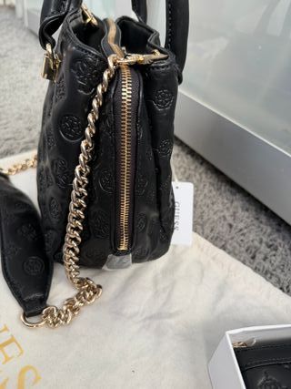 Bolso Guess negro con monedero y cartera
