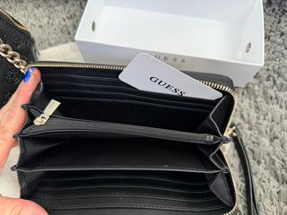 Bolso Guess negro con monedero y cartera