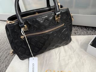 Bolso Guess negro con monedero y cartera