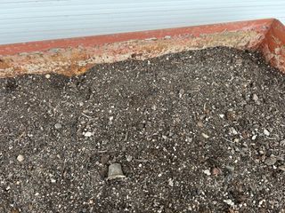 Mesa de cultivo metálica elevada.