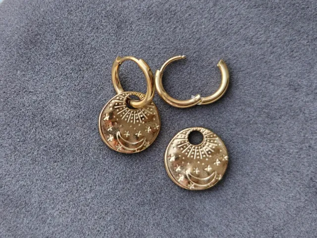 Pendientes aro con colgante circular grabado