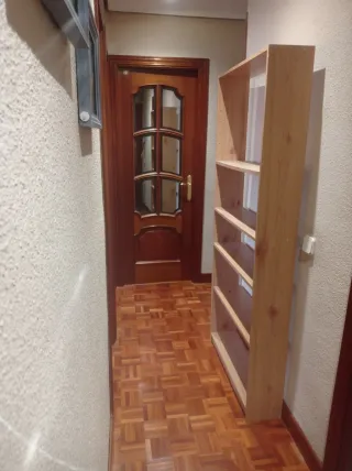 Estantería de madera bien cuidada