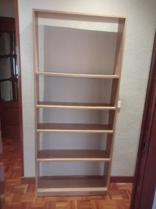 Estantería de madera bien cuidada