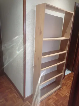 Estantería de madera bien cuidada