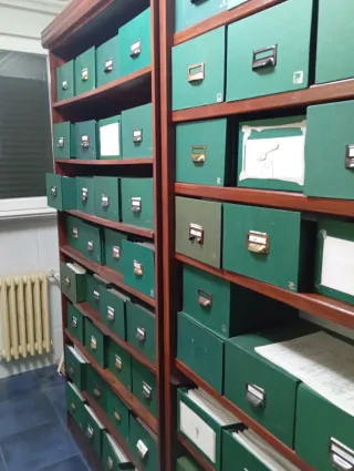 2 Estanterías : 1 Metálica y 1 Madera