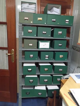 2 Estanterías : 1 Metálica y 1 Madera