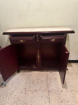 Mueble de entrada antiguo con detalles dorados