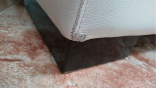 Sofá en L de cuero blanco