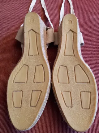 Sandalias de tela beige con cuña. Nuevas.