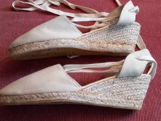 Sandalias de tela beige con cuña. Nuevas.