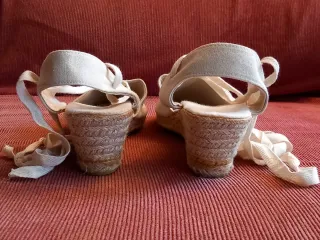 Sandalias de tela beige con cuña. Nuevas.