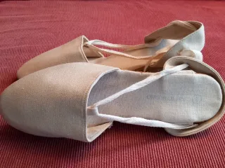 Sandalias de tela beige con cuña. Nuevas.