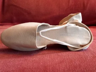 Sandalias de tela beige con cuña. Nuevas.