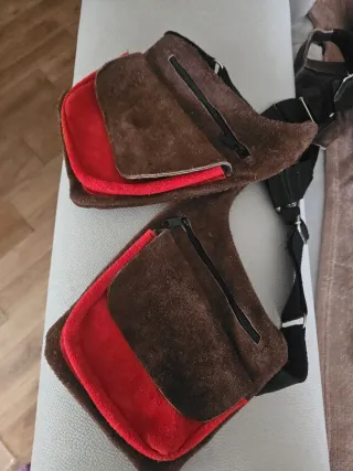 Chaleco de piel marrón y rojo