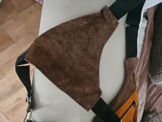 Chaleco de piel marrón y rojo