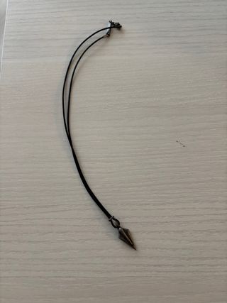 Colgante Flecha, Cordón Negro y Pulsera