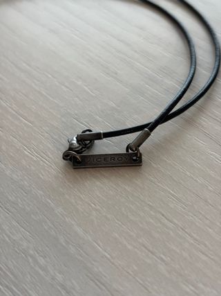 Colgante Flecha, Cordón Negro y Pulsera