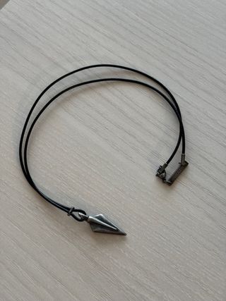 Colgante Flecha, Cordón Negro y Pulsera