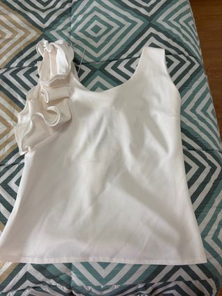 Blusa blanca con volantes