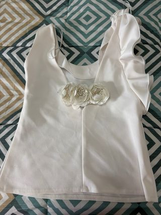 Blusa blanca con volantes