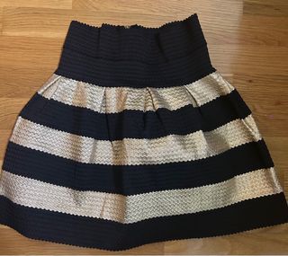 Falda de rayas doradas y negras